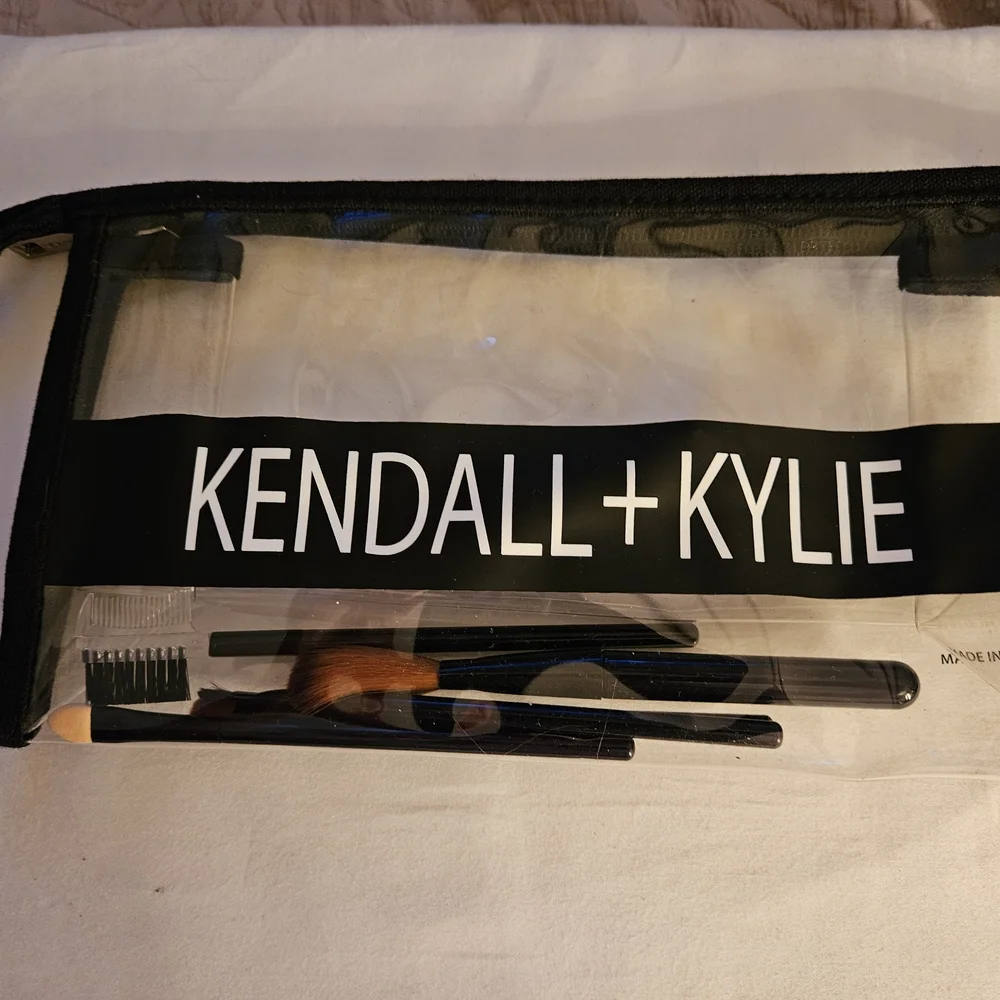 Kendall + Kylie Makeup Bag W 5 Pcs Make Up Brush Set